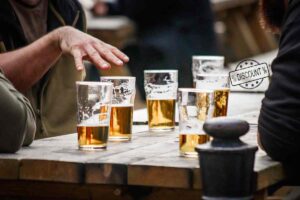 persone con la birra sul tavolo