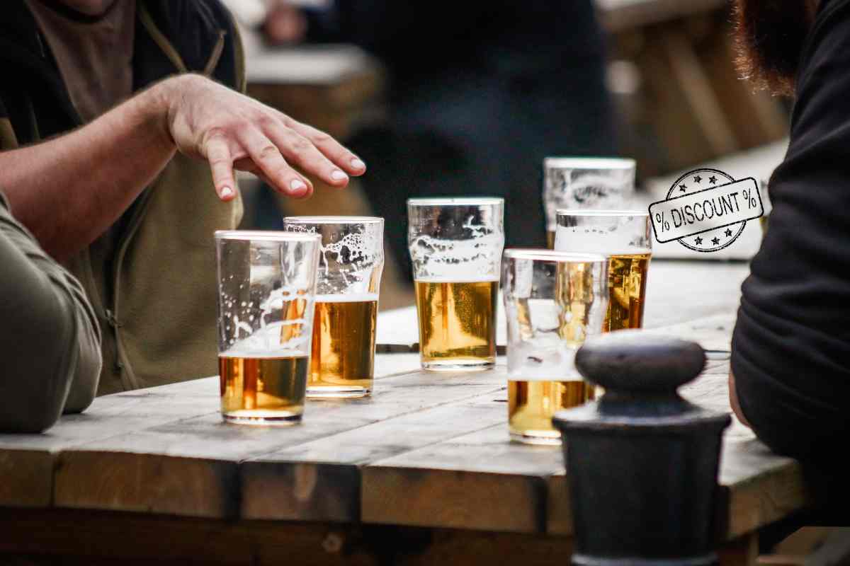 persone con la birra sul tavolo