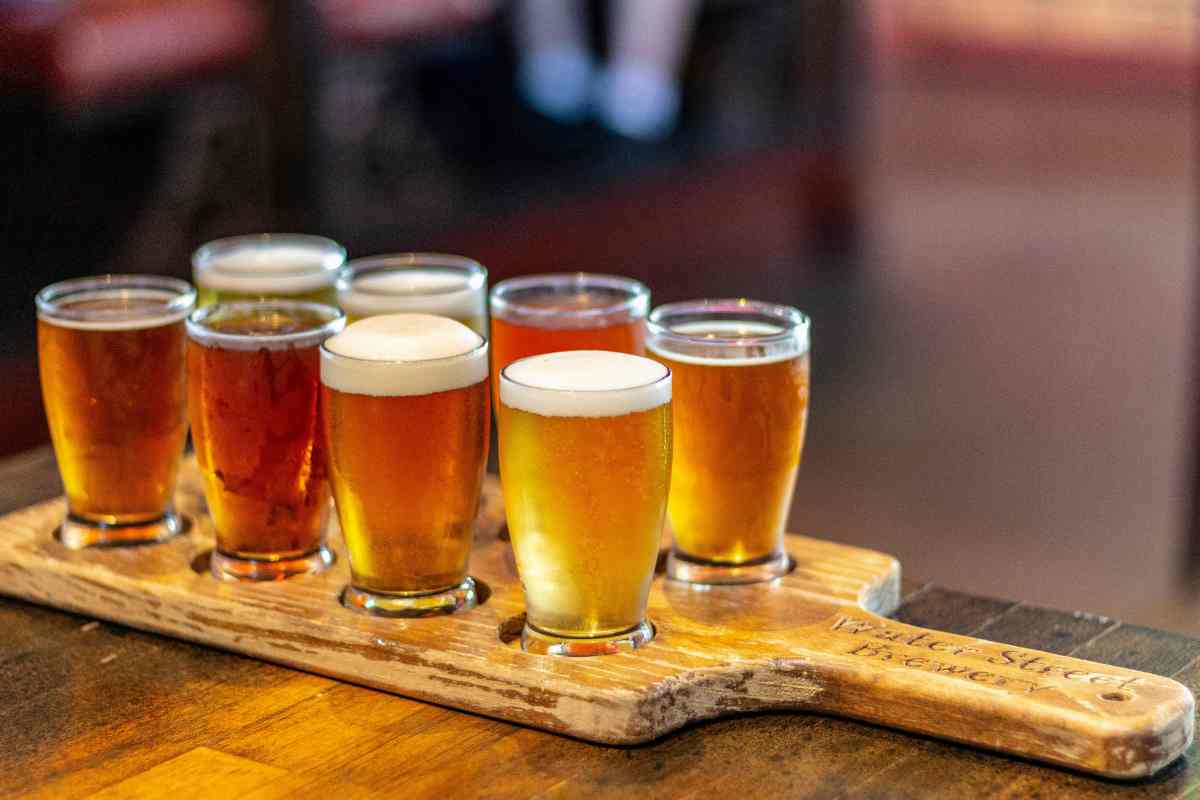 boccali di birra su un tagliere