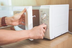 donna usa forno a microonde