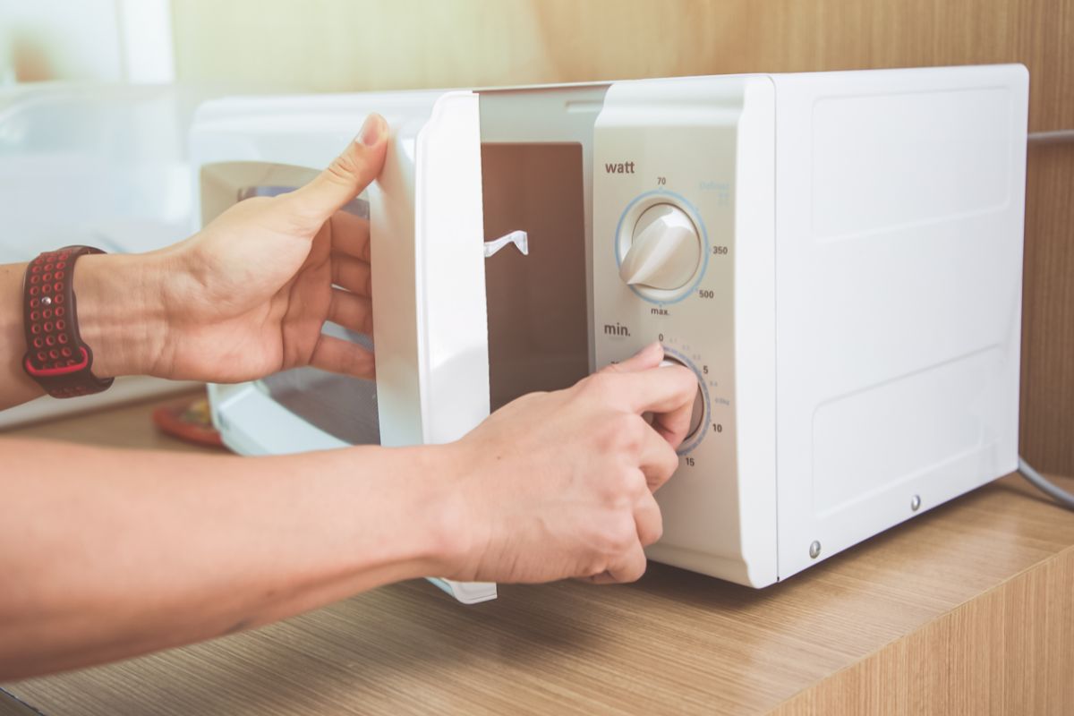 donna usa forno a microonde