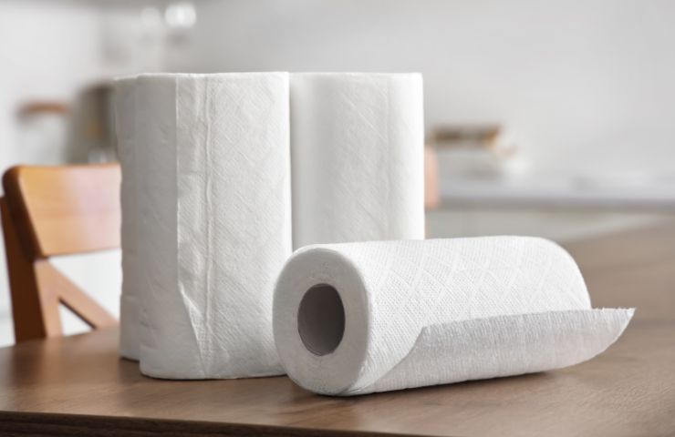 rotoli di carta assorbente su tavolo di legno