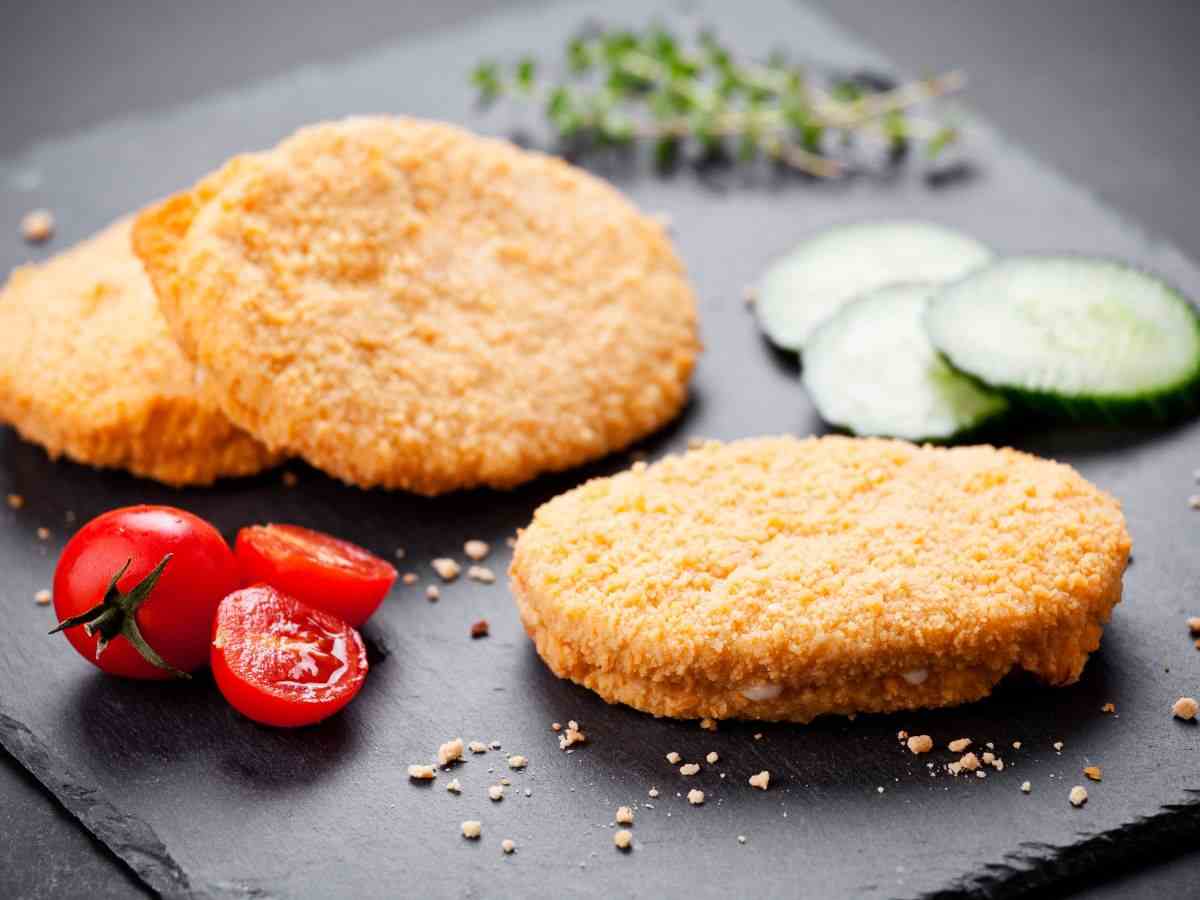 cordon bleu in un piatto con pomodorini e cetriolo
