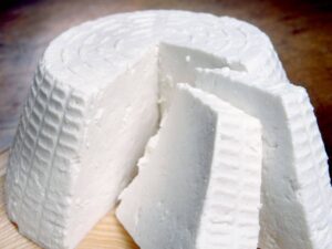 una forma di ricotta a fette