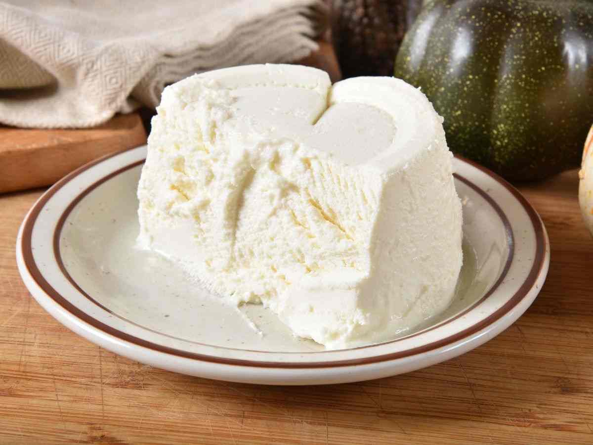 formaggio fresco in un piatto