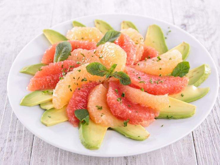 piatto con avocado e pompelmo