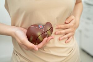 donna con una rappresentazione di plastica di un fegato