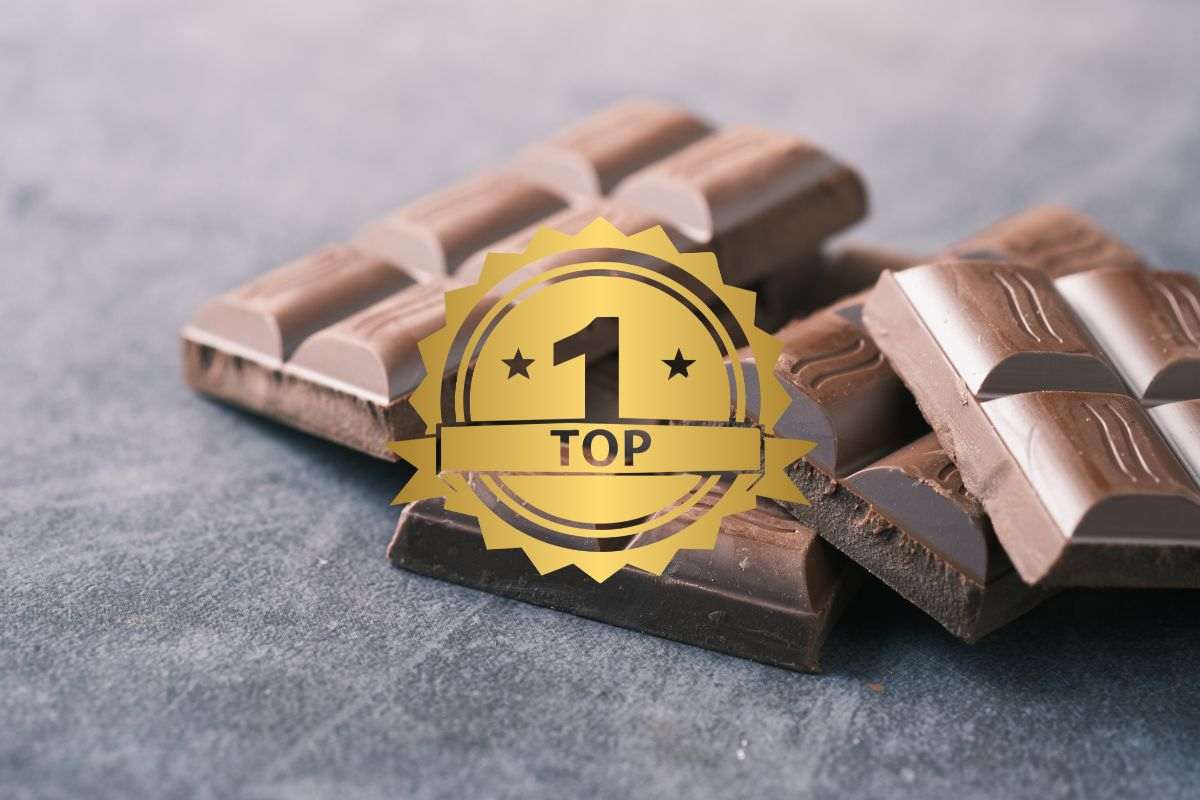 tavolette di cioccolato e simbolo di numero 1 in primo piano