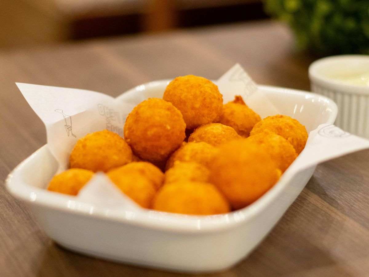 ciotolina con dentro palline di formaggio fritte