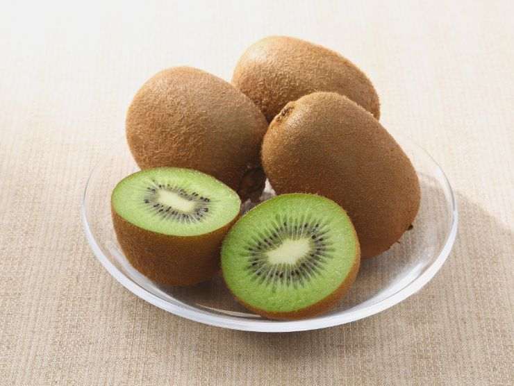 diversi kiwi in un piatto