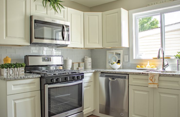 cucina con forno a microonde 