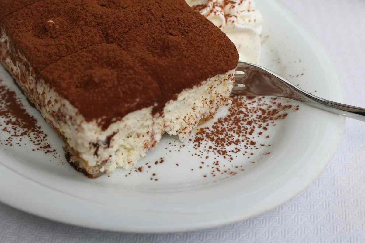 fetta di tiramisù in un piatto con forchetta