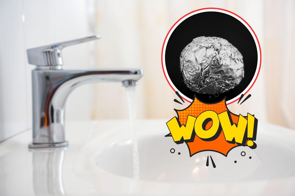 rubinetto del bagno, pallina di carta argentata e scritta wow