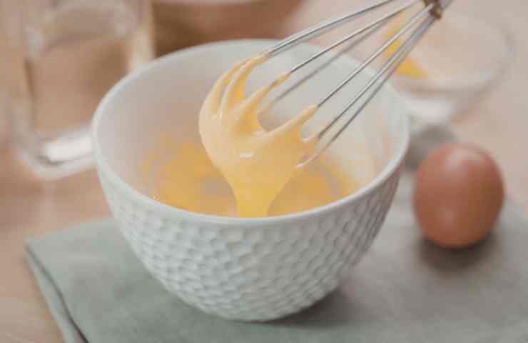 uova sbattute in una ciotola