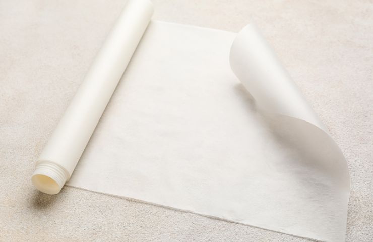 rotolo di carta forno su superficie chiara