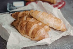 cornetti su foglio di carta forno
