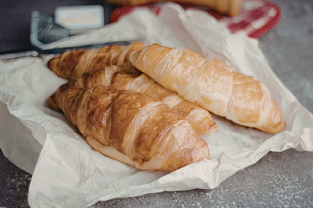 cornetti su foglio di carta forno